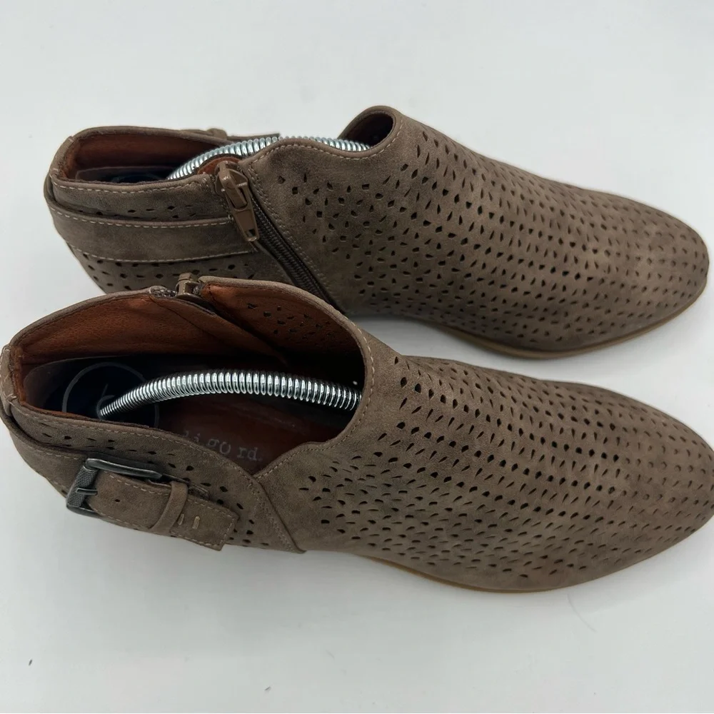 Indigo Rd Vegan Leather Perforated Ankle Boots Chai Women’s Size 9 M Tan Taupe